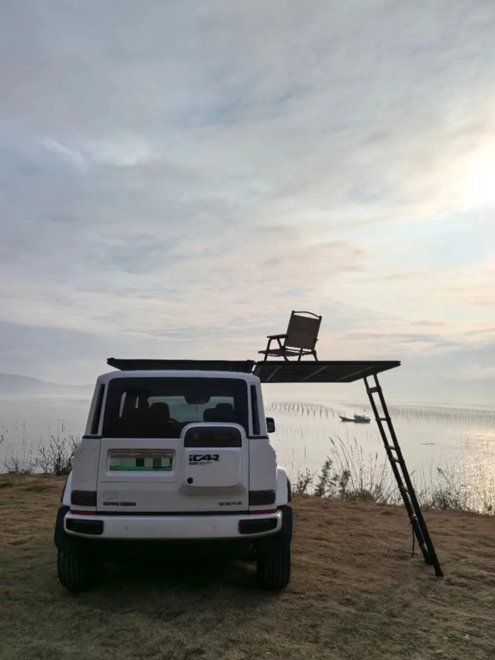 SUV Off-road Vehicle Roof Rack Expansion Platform.